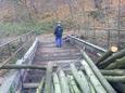 Oprava železného mostu v údolí